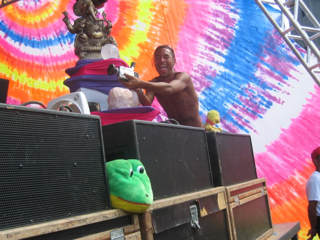 Hisashi nas filmagens do video, curtindo adoidado.