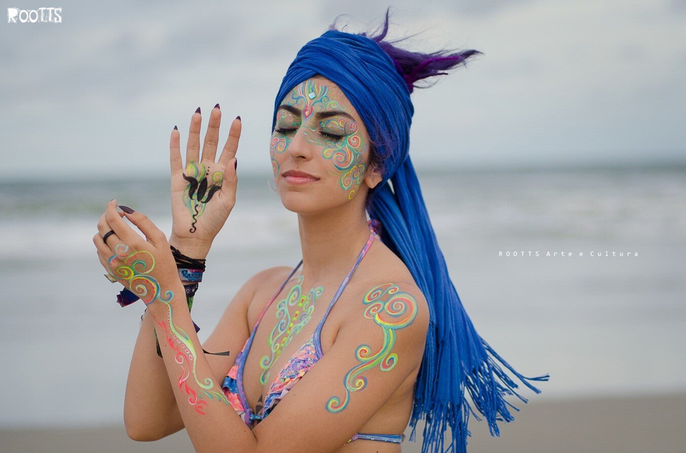 > Foto: ROOTTS Arte e Cultura – Elis Jacques 2017</p><p>Durante quatro dias, o evento nos proporcionou experiências incríveis através de diversas atividades culturais em espaços onde se respirava arte! Chegando nas areias da Respect já se era possível notar o carinho com a decoração, a infraestrutura que incluin bioconstrução e detalhes pensados para oferecer conforto a todos.</p><p style=