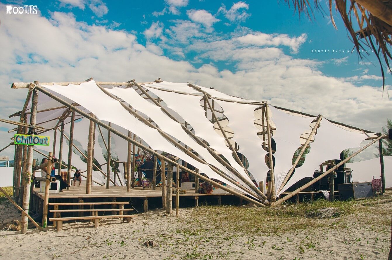 >Foto: ROOTTS Arte e Cultura – Elis Jacques 2017</p><p>O main floor não é preciso nem falar que foi incrível, tanto durante o dia como na noite o som era de alto nível, com a apresentação de grandes artistas de diversos países como os projetos sul africanos Flooting Grooves, Tune Raider e Switchache; Korento da Finlândia; The Dude, Do Re Mix, Dark & Roll, Mindwave de Israel; Alien Thugz, Wikileadz e Popek da França; Doppler Shift e Spinal Fusion da Índia, E-mov da Grécia, Electric Universe da Alemanha, Virtual Light no Canadá e Space Tribe, Neuroplasm, M- Theory, Sinerider do Reino Unido, além de grandes projetos nacionais.</p><p style=