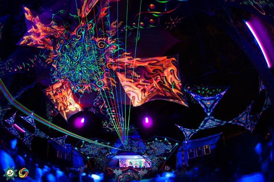 >Green Dark Power 2015- Fazenda Evaristo</p><p>Na pegada do Baba, a Green Power resolveu ir para um local que tira o folego de qualquer Trancer. Lá o espaço-tempo é distorcido dada a grandiosidade da Mãe Natureza, então em 2016 essa galera chega em São José dos Ausentes- RS. O diferencial que notei, é que neste, tinha chope artesanal! Me gusta muito rsrs. Não mais nada escapou aos olhos da minha amiga Thais Alburqueque, que felizmente estará cobrindo este Ritual do<a href=