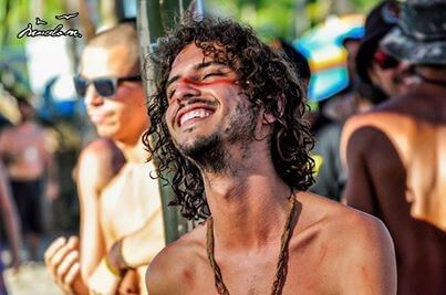 >Fotografia retirada da página do Universo Paralello</p><p>Quando, através da restauração desse vínculo primal, nos percebemos como verdadeiramente somos – Livres e Inteiros – nossos medos e barreiras diminuem, podendo até desaparecer, o que nos permite, entre tantas outras coisas, nos aproximarmos também do outro, reconhecendo nele esse mesmo valor.</p><p style=