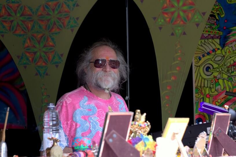 ></p><h2><strong>Hoje em dia, qualquer um pode instalar um DAW e fazer música. Por isso, há muitas pistas por aí e a maioria podem parecer a mesma. Você acha que o acesso fácil à criação de música eletrônica é positivo ou negativo?</strong></h2><p><strong>GG</strong>: É uma coisa boa!!. Há, talvez, muitas pessoas fazendo muita porcaria, mas ainda estão aprendendo!. As novas tecnologias dão às pessoas a opção de expressar seus sons, criando no processo muitos novos artistas com novas ideias e novas visões!!. A nova tecnologia ajuda a estimular as pessoas a se expressarem através de suas formas de arte particulares!!. O que é comercial? Tentar chegar no número mais amplo possível de pessoas é sucesso comercial, então você precisa descer ao menor denominador comum para atrair o público mais amplo!!. Eu sempre disse que o que eu faço não é para todos!. Eu tenho um gosto muito eclético na música, e passei por muita música diferente para chegar onde estou hoje. Então eu não quero ouvir algo como o que eu já ouvi na década de 1980 ou 1990!!. Se eu estivesse na nostalgia, então ainda estaria ouvindo Janis, Jimi, The Dead, a música dos anos 60!</p><h2><strong>Obrigado pelo seu tempo! Tem alguma menssagem para seus fãs?</strong></h2><p><strong>GG:</strong> Que a luz do amor brilhe em seus corações e em suas mentes e que vocês sempre andem em paz !!! Om Namo Narayan !!</p><p style=