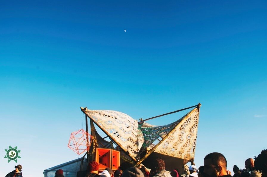 >Thais Alburquerque – Ritual Goa Gil nos Canyons.</p><p>O que é um ritual sem sua egrégora?</p><p>Assim, contamos com a decoração, que formula e materializa as energias que serão desejadas. Olhando com cuidado a página do pessoal da <a href=