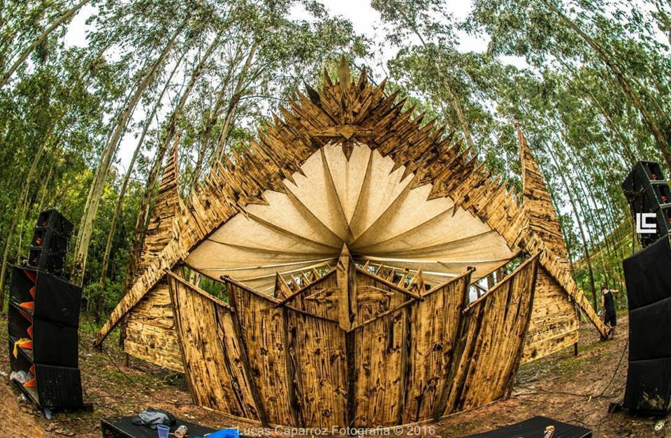 >Anaychay 2016  | Madeira e juta | Foto: Lucas Caparroz</p><h2><strong>Como começa um novo trabalho? Vocês propõem uma ideia ou a produção de uma festa ou festival chega com um pedido? </strong></h2><p><strong>SE: </strong>Começa através de um primeiro contato, onde a gente tenta absorver quais as necessidades do evento, e quais as aspirações e desejos da produção do evento. Se baseando nessas 2 informações iniciamos o <strong>processo criativo</strong>, onde sempre temos que pensar no<strong> custo-benefício</strong> para ser <strong>sustentável</strong> para a produção, mas sem perder qualidade final.</p><p style=