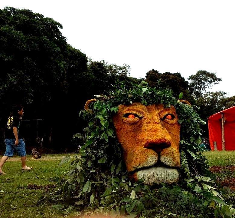 >Kaya Babilônia Festival 2015</p><h2><strong>Na sua opinião,<em> </em> sente que o trabalho de bioconstrução e decoração é justamente valorizado dentro do movimento?</strong></h2><p><strong>BS: </strong>Ta havendo uma melhora rápida em ralação a valorização por parte dos produtores, acredito que por conseqüência do crescimento da cena nacional, pela constante evolução que buscamos em nossos projetos e pela credibilidade que temos conquistado no meio. <strong>Trabalhamos serio, prezamos pela qualidade, segurança e inovação, sempre criamos algo único e buscamos trabalhar com produtores que também prezam por isso</strong>. Assim como os produtores escolhem quem querem contratar nós também podemos escolher que propostas aceitar. Garantimos nosso trabalho e se o produtor não valoriza optamos por não trabalhar com ele.. simples assim.</p><p style=