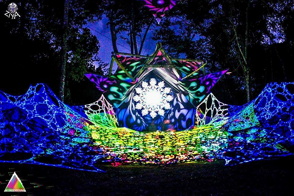 ><strong>Solo Sagrado</strong> 2015  | MDF e tecido.</p><h2><strong>Algum evento foi mais marcante?</strong></h2><p><strong>SE: </strong>O mais marcante de todos sem dúvida foi o <strong>Boom Festival</strong> em <strong>Portugal</strong>, estivemos lá nas <strong>2 últimas edições</strong> (2014/2016) e com certeza pelo tamanho e complexidade do festival a experiência é muita intensa.</p><p style=