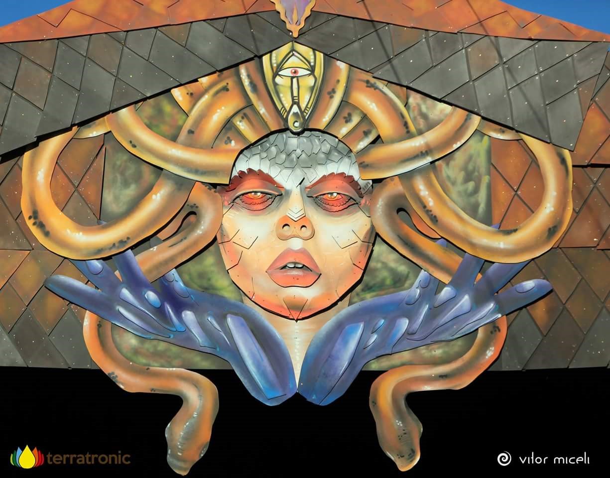 ><strong>Terratronic</strong> 2017 | MDF | Foto: Vitor Miceli</p><h2><strong>O que espera para o futuro da cena?</strong></h2><p><strong>SE: </strong>Espero que ela <strong>amadureça</strong> cada vez mais, que tenhamos um <strong>calendário</strong> recheado de <strong>bons eventos</strong>, que as equipes e <strong>artistas se profissionalizem</strong> e se <strong>valorizem</strong> mediante a importância do nosso trabalho para o público e todos que acompanham o mundo da música eletrônica.</p><h2><strong>Você, como parte do SURYA, tem alguma meta profissional em particular?</strong></h2><p><strong>SE: </strong>Construir o primeiro festival na Lua >}</p><p style=