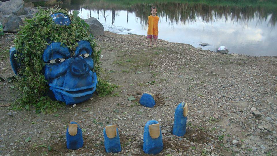 >Zepa 2014 | Fotografia: Dante Lobo</p><h2><strong>O que mudou ao longo do trajeto? </strong></h2><p><strong>BS:</strong> Creio que tanto publico como produtores tem valorizado mais a importância da cenografia, das artes visuais…Antes <strong>se investia tudo que tinha em line e o que sobrava ia pra cenografia</strong>, isso quando o produtor não fazia ele mesmo uma “gambiarra pra quebrar o galho’”. Agora boa parte dos produtores já separam um <strong>orçamento digno pra cenografia</strong> e os que não fazem isso tão ficando pra traz, pois <strong>a cenografia junto da fotografia da uma garantia de futuro pro evento</strong>.</p><p style=