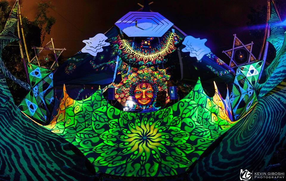 ><strong>Zuvuya 2014</strong> | Bambu, tecido e videomapping | Pintura: Free optics | Foto: Kevin Giboshi</p><h2><strong>Como foi o processo de aprendizagem?</strong></h2><p><strong>SE: </strong>O processo de aprendizagem quando se começa do nada é sempre bem duro, ainda mais se tratando de construção, a técnica ainda não está apurada e o esforço é sempre maior. Ao longo da caminhada trabalhamos durante <strong>3 anos</strong> como suporte para outras equipes de decoração, o que agregou bastante experiência e a partir dali começamos a desenhar e desenvolver nossa própria arte.</p><p style=