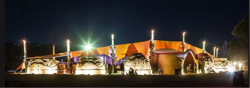 ><strong>Boom Festival</strong> 2014, Portugal | Superadobe e tecido.</p><h2><strong>Tem alguma fonte de inspiração específica?</strong></h2><p><strong>SE: </strong>Hoje em dia a gente se inspira em alguns <strong>festivais</strong> que acontecem <strong>ao redor </strong>do<strong> mundo</strong> e que exploram muito bem a bioconstrução e cenografia psicodélica. Tiramos muita informação de livros e artigos publicados sobre o <strong>bambu</strong>,<strong> arquitetura</strong> e etc.</p><h2> <strong>Como influencia</strong> <strong>o local a criação?</strong></h2><p><strong>SE: </strong>Um projeto quando é bem feito tem que estar muito bem alinhado com o local, pois tudo conta para um resultado final satisfatório. O local influencia no dimensionamento, posicionamento e distribuição das áreas.</p><p style=