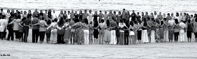 />Encontro de Biodança – Foto retirada do google</p><p>Que nós possamos, independente da forma escolhida, encontrar maneiras de perpetuar esse estilo de vida gerador de saúde e amor em nós e ao nosso redor, não só porque é algo positivo, mas porque é algo possível.</p><p>Que o vivenciado dentro do Trance possa ser incorporado por nós e seja verdadeiramente um portal de expansão que estimule o nosso crescimento e que nos mova a evoluir enquanto seres humanos, pois essa é uma possibilidade real e o sentido maior do movimento, como desde o seu nascimento já trouxe Goa Gil:</p><p>“Desde o princípio dos tempos, os homens usam a dança e a música para se ligarem a natureza e ao universo. Nós estamos usando o Trance para iniciar a reação de consciência. Durante a experiência trance (dançando e ouvindo), esperamos que algumas pessoas comecem a ficar mais sensíveis e conscientes de si próprias e das consequências do caminhar da humanidade, assim como das necessidades do planeta. É daí que vem o entendimento próprio e a compaixão. Essa é a necessidade agora, esse é o verdadeiro estado GOA da mente.”</p><p style=