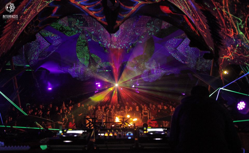 ></p><p>Eu, por acompanhar montagens em festivais por conta do meu trabalho, me sinto na obrigação de compartilhar a experiência de um festival através de um mergulho de forma bem particular. Um ângulo diferente sim, mas este é o meu olhar observador, de dentro pra fora (profissional que atua na cena Trance) e de fora pra dentro (sim, pois também sou público de festival), pois acredito que a maior parte das pessoas que estão lendo este Review não possuem a facilidade no acesso a informação dos processos de montagem, logo….</p><p>Estou aqui para dividir a minha experiência com vocês. Através de minhas lentes também. Enquanto eu filmo, enquanto eu fotografo, enquanto eu escrevo.</p><p>Enfim,  há 3 anos atrás, <strong>Bruno Azalim</strong>, <strong>Janaina Sarzi</strong> e <strong>Leonardo França</strong> uniram forças, chamaram alguns bons amigos e profissionais da cena e lançaram o Pulsar Festival, iniciando a construção de um legado importante, que fizeram, fazem e vão fazer a história deste festival ser cada vez mais interessante.</p><p>Sou eternamente grata pela oportunidade em poder vivenciar o Pulsar com amor. Amor pelo meu trabalho. Amor pelo fazer de cada um envolvido (principalmente o Vinicius Oliveira, hoje braço direito de Janaina – ele é o equilíbrio da família Pulsar s2). Amor pelo som do festival e cada detalhe minuciosamente estudado. Amor pela pista sem cadeiras nesta edição. Sim, pista foi feita para dançar! Amor pela família que pulsa! Amor pelos amigos que estavam presentes nesta edição. S2 </p><p>Agora, me preparo para os lançamentos dos vídeos oficiais desta edição. São 700gb dematerial filmado, de uma equipe psycho em campo (<strong>Ana Quesado, Aninha Calmon, eu, Gabriel Donati – Projeto Nave Viva, Gabriel Sossai, Rodrigo Della Fávera e Wendy Girondi</strong>). Amooo! </p><p>Muito obrigada por tudo, família Pulsar!</p><figure id=