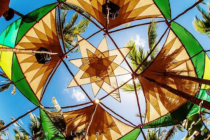 ><strong>Universo Paralello</strong> 2015, BA  |  Bambu , juta e lycra | Foto: Coletiva.a.mente</p><h2><strong>Qual foi seu primeiro trabalho na cena? </strong></h2><p><strong>SE: </strong>Foi em uma festa que se chamava<strong> PsyUfo</strong> e acontecia em <strong>Brasília</strong>, no ano de <strong>2009</strong>, como <strong>voluntários</strong> ajudando uns amigos a montar a festa. Foi bem divertida e interessante a experiência.</p><p style=