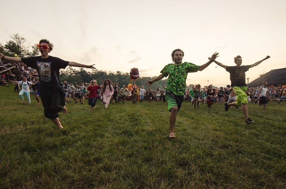 >Fotografia: Belo Vilela</p><p>Nós esquecemos disso, esquecemos que temos essa capacidade e é urgente relembrar. Festivais de <strong>trance</strong>, assim como <strong>sessões de Biodança</strong> e outras práticas, são lembretes vivos desse fato que teimamos em duvidar. Felizmente, o que venho descobrindo através destes dois movimentos de <strong>transculturação</strong> é que, geralmente, aonde há amor resta pouco espaço para dúvida.</p><p style=