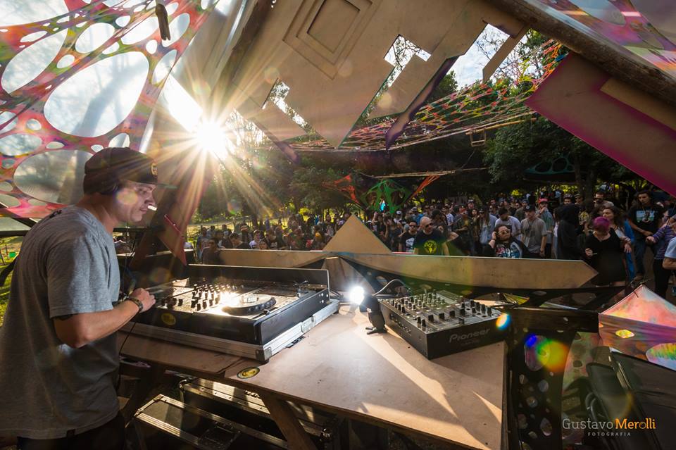 ><img data-lazyloaded=