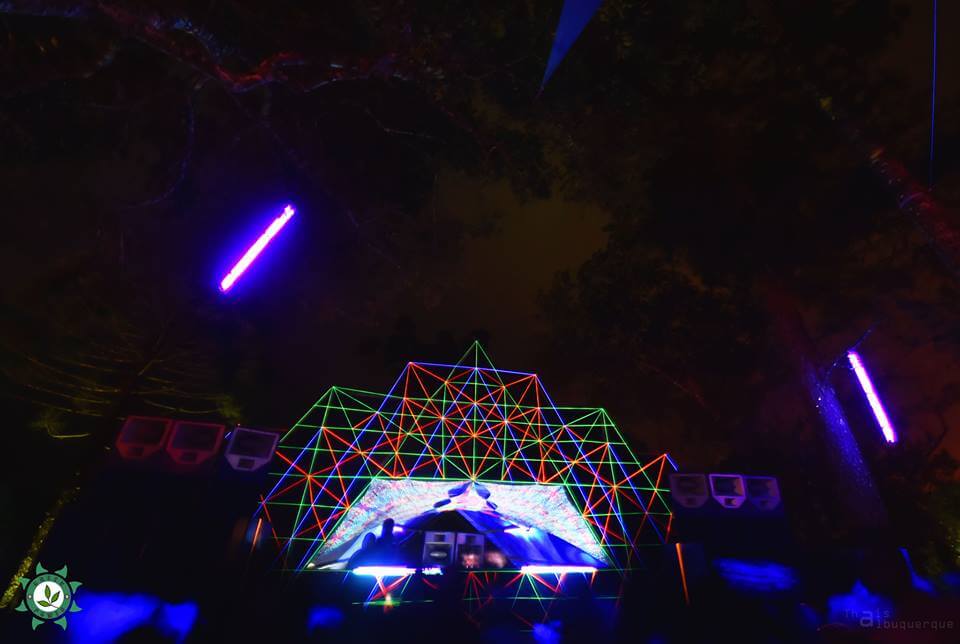 ><img data-lazyloaded=