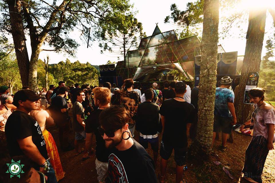 ><img data-lazyloaded=