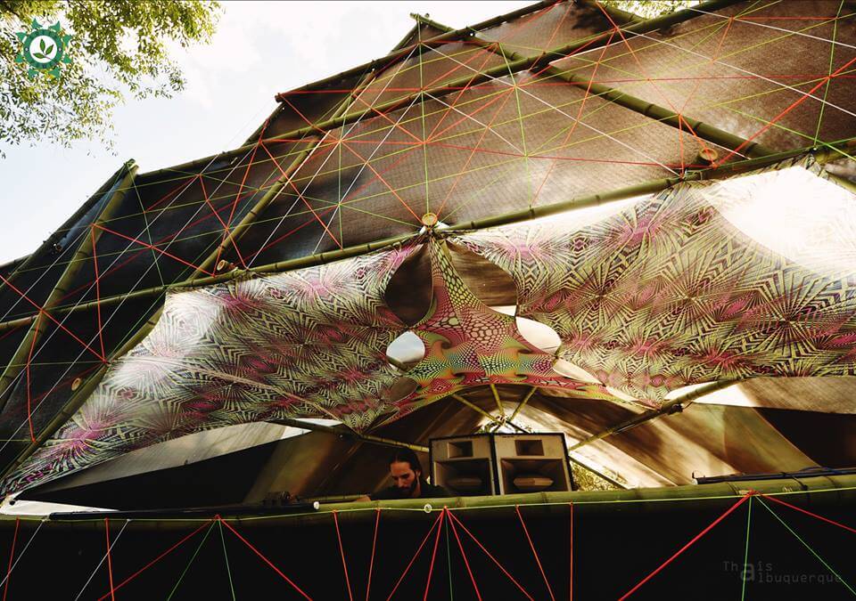 ><img data-lazyloaded=