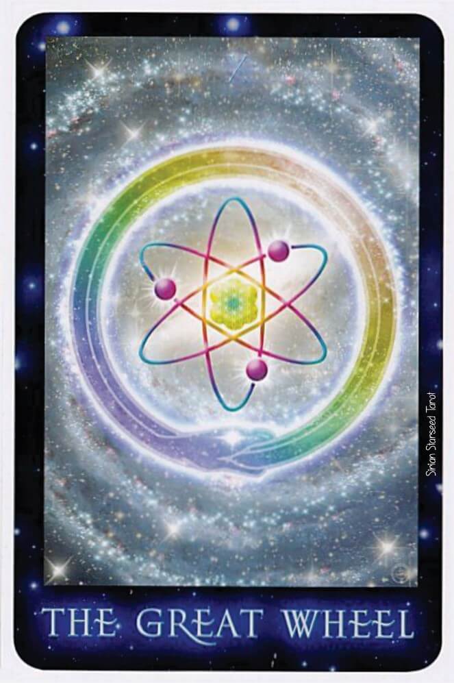 ></p><p>Ao observar ao seu redor, nosso <strong>Louco</strong> viajante começa a perceber que nada é fixo. Que muitos dos que começaram a jornada ao mesmo tempo que ele, ou mesmo antes, não se encontram mais em posição de poder e/ou de certeza no que diz respeito as crenças do Trance.</p><p>Ele vê que o momento de introspeção de seu tempo como <strong>Eremita</strong> lhe permitiu avaliar melhor o mundo ao seu redor e as pessoas. E também viu que nada é ‘’para sempre’’, tudo está em constante movimento, tanto de progresso como de decadência.</p><p>Ele nota que aquele DJ que era o preferido de muitos, no início de sua caminhada, hoje já não faz tanto sucesso. Vários, assim como ele, já caíram no esquecimento, ou são desconsiderados quando apresentados em um ‘’line up’’. Em outras áreas isso também acontece. Inclusive no desaparecimento de Festivais que anos antes, eram vistos como símbolos eternos da Cultura Trance (e – historicamente ainda o são -mas, não acontecem mais).</p><p>O Louco assiste, como que de camarote, as contradições de um público aparentemente perdido em críticas para com quem antes eles idolatravam. Sejam pessoas, artes e artistas, decorações, locais dos eventos e, até mesmo, crenças espirituais.</p><p class=