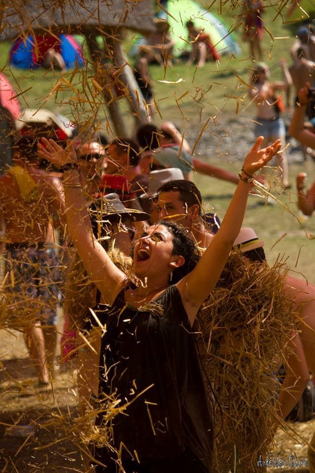 >Fotografia: Anderson Chaves</p><p>Com o <strong>ácido</strong> pode-se chegar a uma experiência transcendente, é bom para uma jornada de aprendizagem, mas organicamente não somos capazes de manter essa frequência.</p><p>Entretanto, através da <strong>Biodança</strong>, ativando uma sabedoria muito antiga já esquecida por nós – mas que nosso corpo lembra – nosso organismo é capaz de produzir <strong>alterações límbico hipotalâmicas</strong> que modificam permanentemente a maneira pela qual nós interpretamos e vivenciamos a realidade.</p><p style=