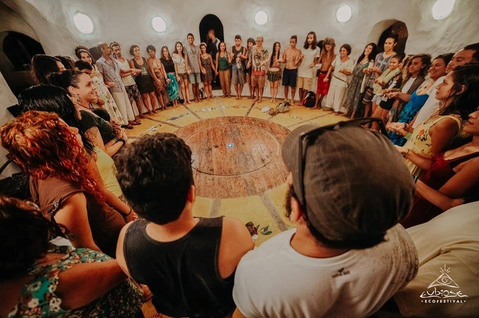 ></p><p>A cenografia e bioconstrução foram desenvolvidos pelo próprio Coletivo e por trabalhadores locais. Foram construídos e/ou decorados <strong>mais de 7 ambientes</strong>, além de <strong>banheiros, chuveiros </strong>e<strong> cozinha</strong> em mais de 30 dias desde a coleta do bamboo até a desmontagem do festival.</p><p>O <strong>Espaço Corpo</strong> reuniu práticas voltadas para o autoconhecimento e desenvolvimento do Ser através da conexão com o corpo e suas expressões, tais como <strong>Biodança, Contato Improvisação, Yoga, Capoeira, Tribal Fusion, Massoterapia </strong>e<strong> Vivência de Argila</strong>.</p><p><img data-lazyloaded=