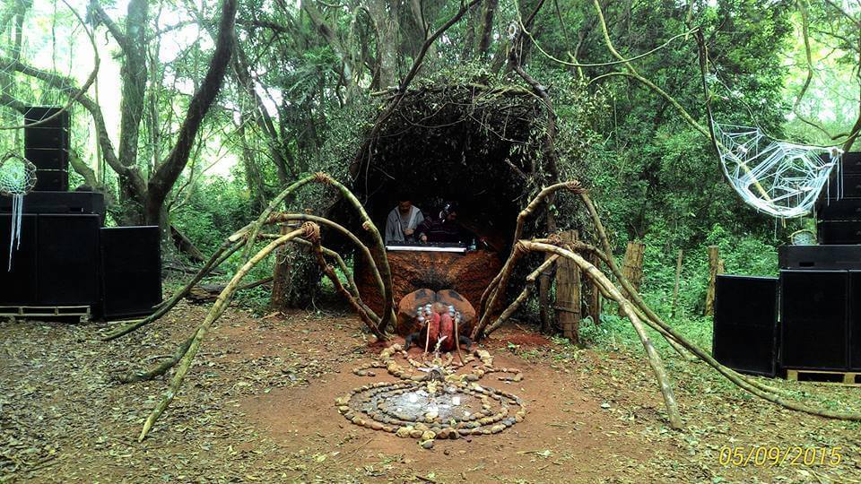 ></strong>No Name 2015</p><h2><strong>Quais são os principais materiais usados nas suas criações?</strong></h2><p><strong>BS: </strong>Atualmente trabalhamos mais com materiais orgânicos como <strong>barro, bambu, madeira</strong> e materiais encontrados no local.</p><p style=