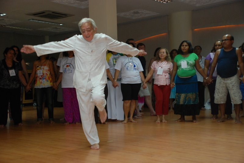 ><strong>Rolando Toro</strong>, facilitando uma sessão de <strong>Biodança</strong>.</p><p>Durante os <strong>transes</strong>, surgiam reações comuns relativas aos mesmos estímulos. Ou seja,&nbsp;se uma música é capaz de gerar o mesmo estado em diferentes pessoas é porque ela influencia o psiquismo humano! Isso significa algo que nós já sentimos na pele: a música tem o poder de entrar em nós sem passar pelo filtro do <strong>córtex</strong>, nossa <strong>mente</strong> julgadora, indo diretamente ao <strong>“coração”</strong> e, com isso, afetando nosso organismo mais do imaginamos.</p><p>Ao poder da música, <strong>Rolando</strong> – com sua sensibilidade de artista e bagagem teórica (Willian Reich, Martin Buber, Merleu-Ponty, Roger Garaudy, Dilthey, Heidegger, Nietzsche, Humberto Maturana e Francisco Varela, dentre outros) – integrou o movimento, o contato, o continente afetivo, a carícia e criou danças e exercícios que induziam vivências com a finalidade específica de estimular os potenciais genéticos humanos (vitalidade, afetividade, criatividade, sexualidade e transcendência), bem como o <strong>sentimento de conexão</strong> <strong>íntima</strong> consigo e vinculação com a <strong>espécie</strong> e o <strong>cosmos</strong>.</p><p><img data-lazyloaded=
