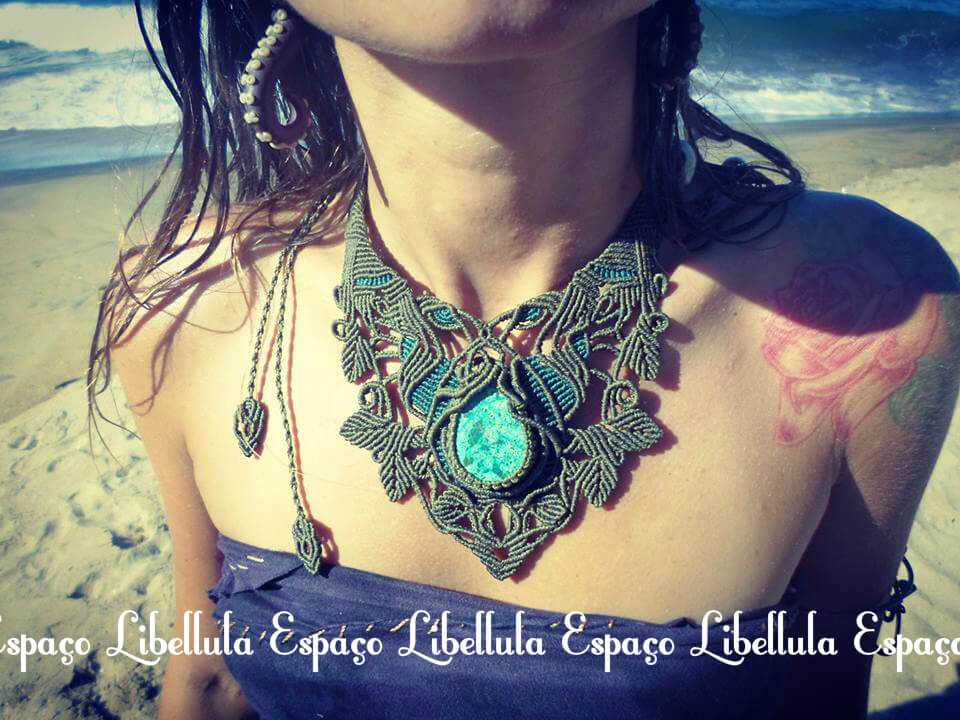 ></p><h2>Como foi o processo de aprendizagem? </h2><p>O <strong>artesanato</strong> em si, como citei anteriormente sempre esteve em evidencia em nossas vidas, desde pequenos. Ambas as familias doaram muitas referências de como manusear nossas mãos como ferramenta. Porém só depois de adultos é que nos estimulamos a aprender técnicas como o <strong>String Art</strong>, o <strong>Macrame</strong> e a <strong>Filigrana</strong> que hoje são nossas especialidades.</p><p>Devido a isso a forma de aprendizado acabou acontecendo de uma forma <strong>autodidata</strong> na maioria das vezes através de pesquisas, busca de referências, e até mesmo durante o processo criativo.</p><h2>Qual foi seu primero trabalho na cena?  O que lembram dessa experiência?</h2><p>Nosso primeiro trabalho de <strong>String Art</strong> foi apresentado no <strong>1° Shivaneris Easter Festival</strong> atraves do Leandro Zucco. Consistia em uma <strong>mandala de 2mts</strong> que foi desenvolvida durante o evento, e que depois foi exposta como decoração do mesmo.</p><p style=