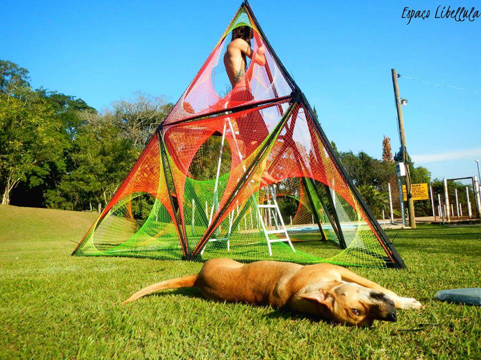 >O <strong>Espaço Libellula Open Air</strong> (2014) foi um evento muito especial. Criamos ele no intuito de uma despedida, porém após alguns contratempos acabou se tornando o que foi a nossa primeira festa <strong>trance</strong> oficial como organizadores, nos trazendo assim grande experiencia de direção de arte, logistica e estrutura de evento.</p><p style=