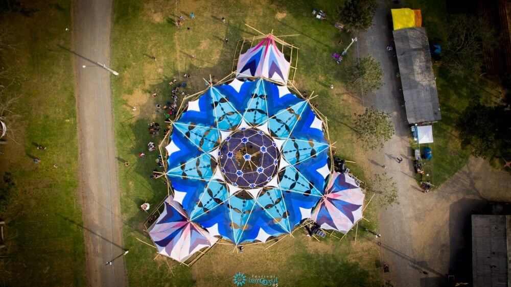 ><img data-lazyloaded=