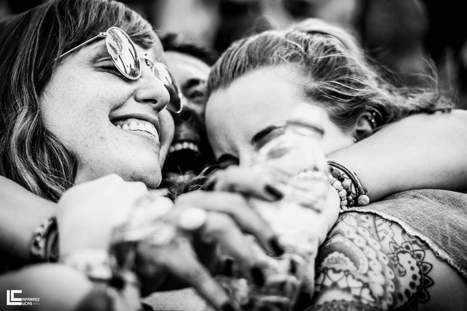 ><em>Abraço coletivo. </em>Foto: <a href=