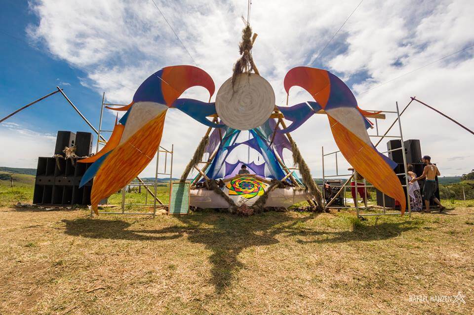 ><img data-lazyloaded=