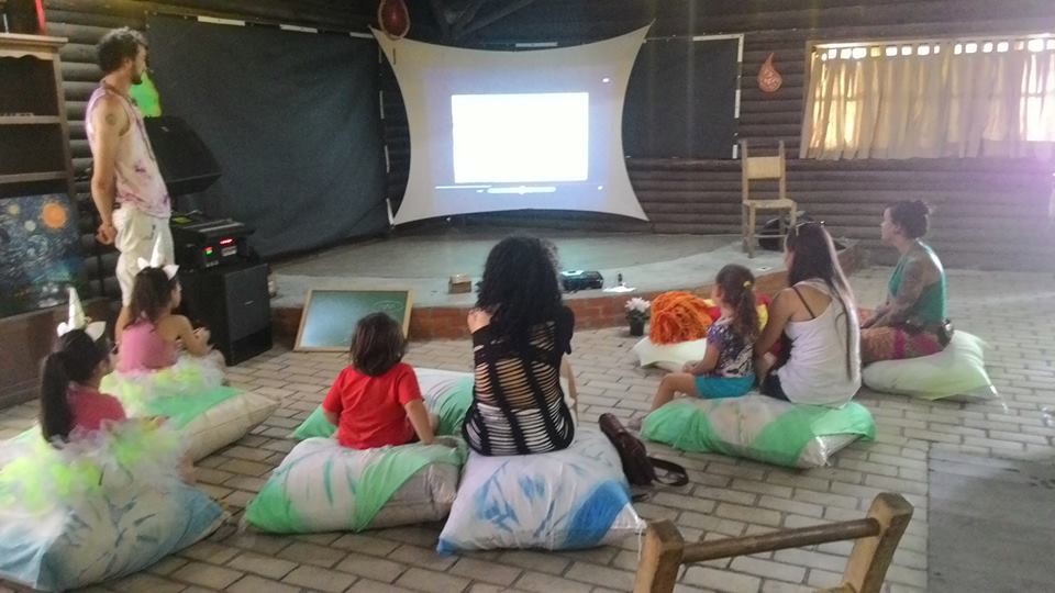 >Soma da Existência- Terra Azul Festival 2017.</p><p>É onde tudo fica interessante, pois temos a noção da energia solar e o que ela despende nos vegetais, como e onde e porque isso age, buscamos, cortamos e VEMOS através do microscópio aquilo que quanto mais avançamos mais ficamos sabendo. O Projeto necessita sempre de um <strong>Data Show</strong> mas todo o resto carrega consigo, usamos o <strong>quadro</strong>, <strong>lupas</strong> e conversamos muito, e assim conhecimentos “ avançados” são absorvidos pelos pequenos.</p><p>Para verificação da absorção é ministrado <strong>trabalho com massinha</strong> de modelar atóxica, onde damos mais uma reforçada em tudo. Podem optar por desenhar também.</p><p style=