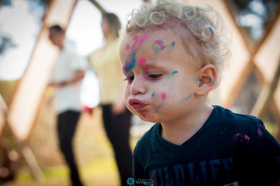 >Oficina de pintura livre Terra Azul Festival 2017.</p><p>Ao participar desta forma o festival toma outro sentido para mim; é melhor que qualquer outro não pelos benefícios de se trabalhar, mas sim por estar somando e fazer parte de algo maior, onde ao final o que vemos são <strong>famílias reunidas</strong> com crianças, <strong>espaços de cura</strong> tratando dores no corpo, discutindo acontecimentos e ações que trazem um crescimento interno, o que vemos ao final, é o Verdadeiro Trance acontecendo !</p><p style=