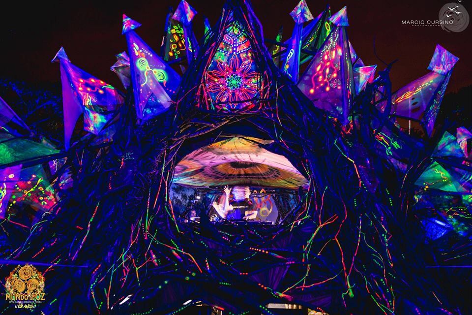 ><img data-lazyloaded=