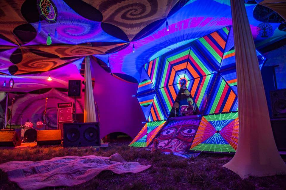 >Chill out <strong>Samadhi</strong> 2017</p><h3>Você tem alguma meta profissional em particular?</h3><p>Nossa principal meta é trazer <strong>alegria</strong> e <strong>felicidade</strong> pras pessoas através  de nossa arte.</p><p style=