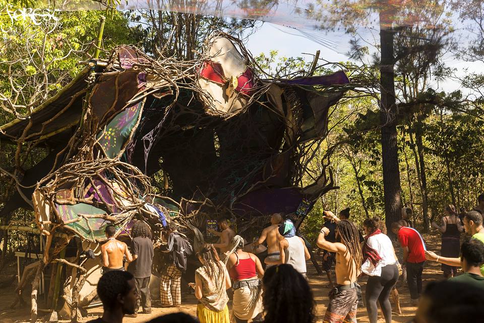 > <strong> Forest Family</strong> 2017</p><h3>É possível adquirir a sua arte para quem não forma parte da produção de um evento?</h3><p>Sim, além de projetos de <strong>bioconstrução</strong> e <strong>jardinagem</strong>, nos dedicamos também ao <strong>arte digital</strong>, <strong>pintura</strong>, <strong>escultura</strong>, e <strong>design</strong>. Podem ver nossos trabalhos na nossa <a href=