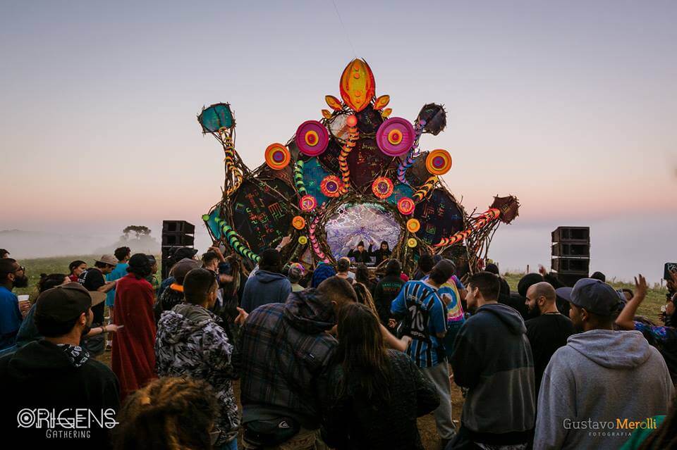 ><strong>Origens Gathering</strong> 2018. Madeiras, galhos, tecido e MDF | Fotografias: <strong><a class=