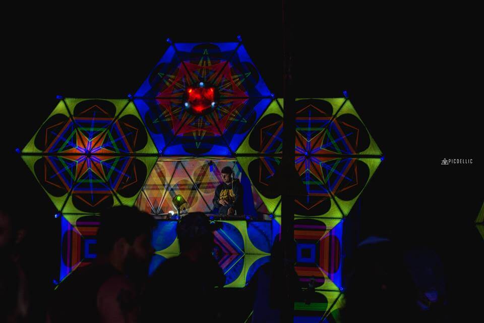 ><strong>Nature Vibe</strong> 2017</p><h3>Você acha que o trabalho de decoração é justamente valorizado dentro do movimento, tanto em reconhecimento do público quanto em remuneração dos produtores?</h3><p>Depende. Acho que a valorização vem com o tempo, com<strong> dedicação</strong> e principalmente com <strong>humildade</strong>. Cada experiência faz parte de nossa vida, nos faz evoluir e estar em constante absorção e emanação de conhecimento, onde aluno e professor se misturam num crescimento em comum para todos.</p><p style=