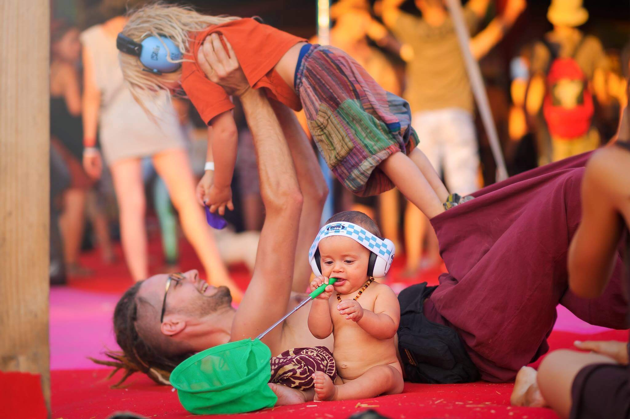 ></p><p>Os festivais brasileiros tomam um formato de festas <strong>multiculturais </strong>e os pais especialmente devem prestar atenção já ao nome do evento e analisar sua proposta, pois tem energias de todo tipo e muitas vezes não são bons locais aos pequenos.</p><p>Nesse sentido, um festival multicultural não se enquadra em nenhum outro. Cito o exemplo do <strong><em>Rock Rio</em></strong>, que apesar de ser um festival enorme, com cantores famosos e um público gigantesco, não oferece muito além de música, enquanto que no <strong>psytrance</strong> podemos encontrar uma grande diversidade de terapias e cura, rodas de conversa, palestras, oficinas, performances e claro, o <strong>espaço kids</strong>, do qual quero falar hoje.</p><p style=