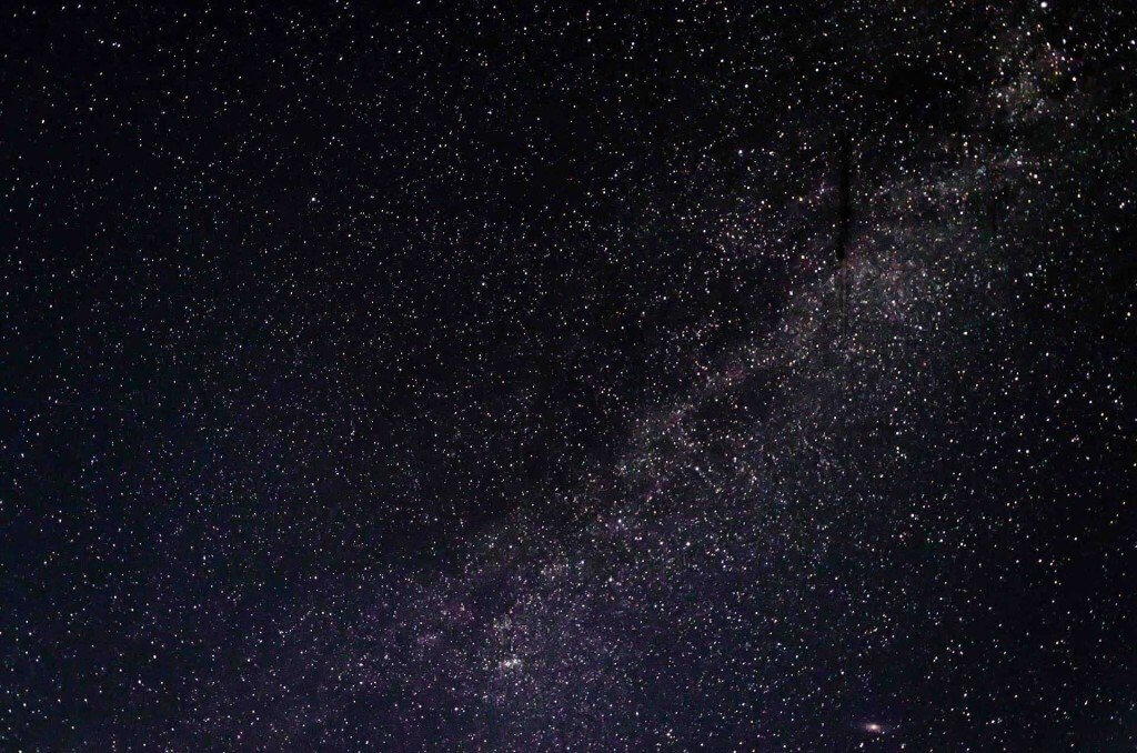 ></p><p>As reações variam desde se sentir atingido pela beleza épica da escala insana do universo, até o velho e querido “colapso existencial” que te deixa estranho e introspectivo pela próxima meia hora.  Independentemente da intensidade, todos sentem<em> alguma coisa</em>.</p><p>O físico <strong>Enrico Fermi</strong> também sentiu <em>alguma coisa</em>:<strong> “<em>Onde está todo mundo?</em>“</strong> – pensou.</p><p style=