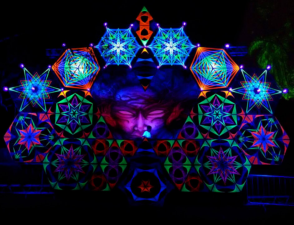 >Preview <strong>Adhana Festival</strong> 2016</p><h3>Como influencia o local a criação final?</h3><p>Bastante, porque a decoração é um todo, cada parte tem que se encaixar de forma que o ambiente total seja<strong> harmonioso</strong>, aconchegante e principalmente <strong>psicodélico</strong>!</p><p style=