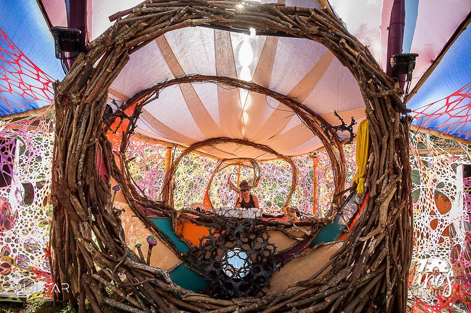 >Palco Chill Out 2017. <em>Land art</em> de <strong>Djalus</strong>| Fotografia:<strong>  <a class=