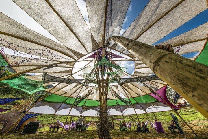 > <strong>Free Optics</strong> na <strong>Cosmic Stage</strong> 2015</p><p>Com os trabalhos incríveis de decoração apresentados no <strong>Cosmic Stage</strong> da primeira e terceira edição e <strong>Molecular Stage</strong> na segunda, desta vez vamos além, e teremos todo o tema e programação visual do festival estabelecidos por eles.</p><p>Preparem-se mais uma vez para uma experiência de <strong>imersão interdimensional!</strong></p><h3><strong>Estrutura</strong></h3><p>O <strong>Pulsar Festival</strong> conta com uma ampla estrutura para melhor atender ao nosso público, temos <strong>duchas quentes</strong> e<strong> banheiros de alvenaria </strong>e <strong>banheiros químicos</strong>, uma <strong>praça de alimentação</strong> com 10 stands e 1 restaurante principal, toda a fazenda é bem iluminada, temos posto médico 24h e uma equipe de mediadores e redução de danos que atua durante todos os dias do evento. No distrito de <strong>Ipoema</strong> contamos com várias pousadas.</p><p style=