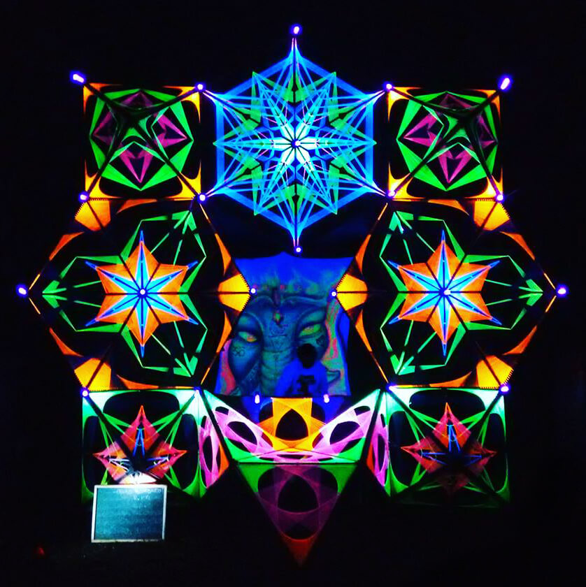 ><strong>Om Tare</strong> 2016</p><h3>Quanto tempo mais ou menos é necessário para chegar no resultado final?</h3><p>Geralmente são 3 dias antes e 1 dia depois da festa ou festival. Mas sempre vamos bem equipados pra se algum imprevisto surgir possamos fazer dentro do planejado. </p><h3>O que mudou ao longo do trajeto?</h3><p>Mudou a forma de produzir a arte, um entrosamento maior que ajuda a fazer com que o difícil se torne fácil. Não visamos a <strong>cena trance</strong> de festas em si, buscamos nosso caminho através da arte seja em qual segmento for. O <strong>trance</strong> é um pilar muito importante, mas não é a principal. A principal é a <strong>amizade</strong>, pois ela é o alicerce fundamental pra que ideias virem realidade de uma forma natural.</p><p style=