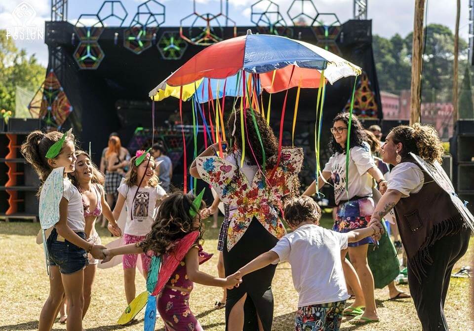 >Intervenção das crianças no <em>Main Floor</em> sob a condução da equipe <strong>Criadores de Perspectivas</strong> (Rachel Dea, Daniele Ferreira e Graziela Matosinho<i>) | </i>Fotografia: <a class=