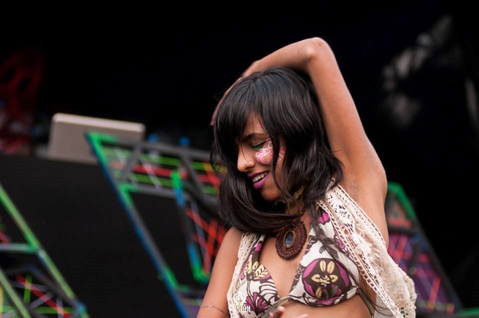 >Dayane Padilha responsável pelo Afrodayte.</p><h3><strong>7. MAIN FLOOR</strong></h3><p>Na infraestrutura, o palco e a tenda do <em>stage</em> principal foram montados pela equipe <strong><a href=