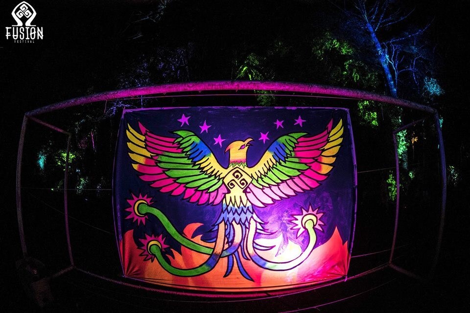 >Fênix em Live Painting realizado durante o festival, por Mariana Rodrigues Closs| Fotografia: <a class=