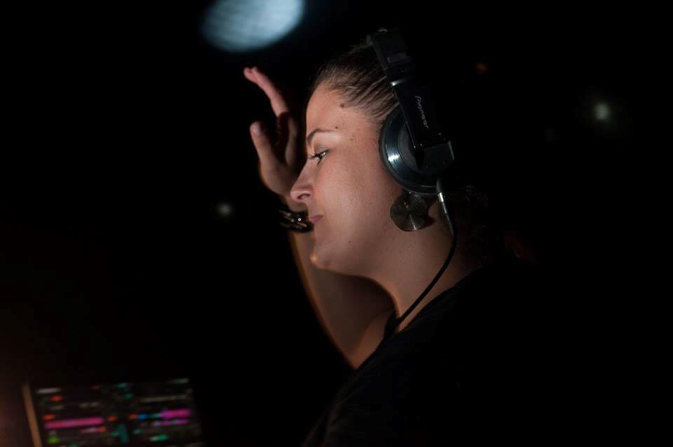 > <em>Elah</em></p><p>Logo após, vieram os projetos <u>Kaliom, Jhou</u> e <u>Titicow</u> que tocaram Full on Grove com uma pegada de <em>basslines</em> dançantes.</p><p style=