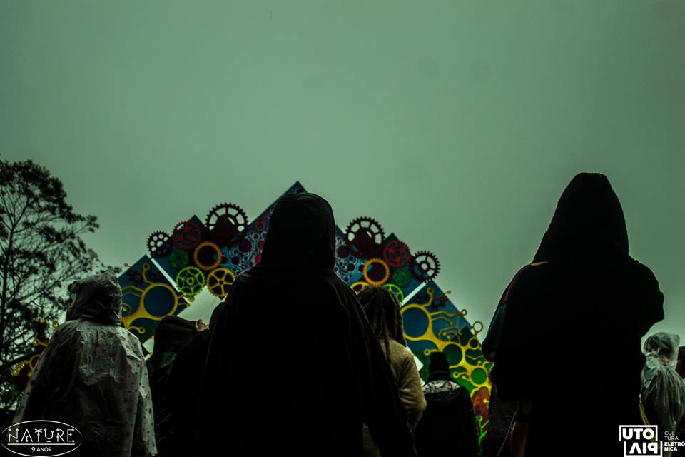 ></p><p>O local encarregava-se de proporcionar o corpo permanecer entre as nuvens, e a talentosa seleção de artistas selecionados para compor o <em>line up</em> responsabilizou-se por manter a mente lá, nas nuvens, também. A atração principal, desembarcando pela primeira vez em solo brasileiro, foi o projeto <a href=